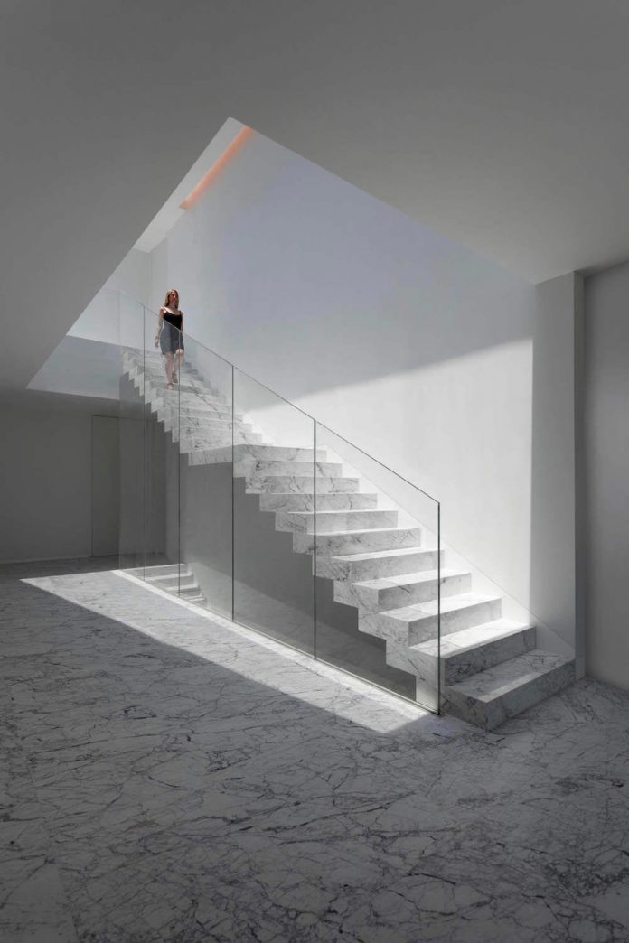 fran-silvestre-arquitectos-design-modern-two-storey-aluminium-residence-located-madrid-05