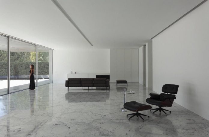 fran-silvestre-arquitectos-design-modern-two-storey-aluminium-residence-located-madrid-08