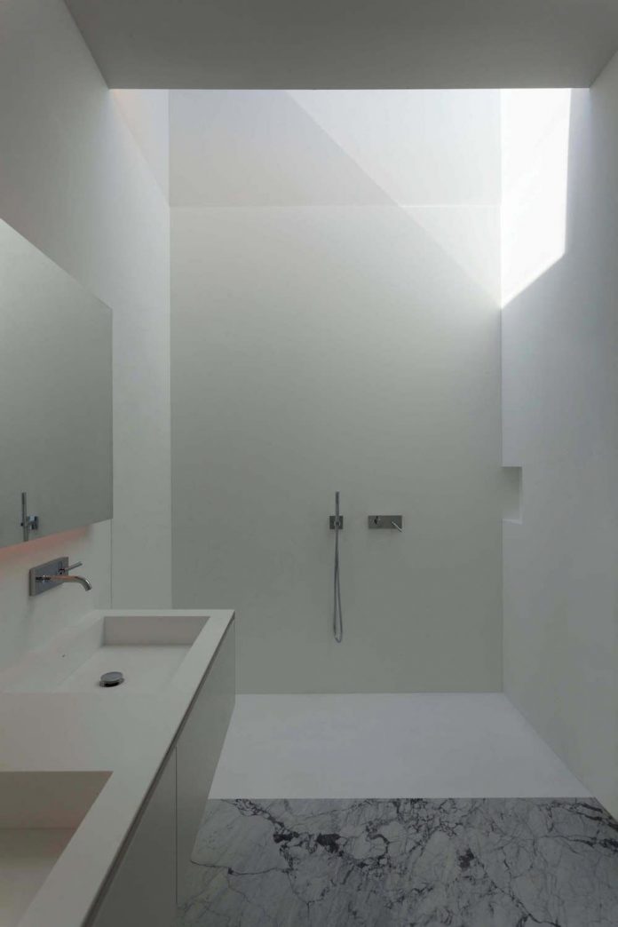 fran-silvestre-arquitectos-design-modern-two-storey-aluminium-residence-located-madrid-11