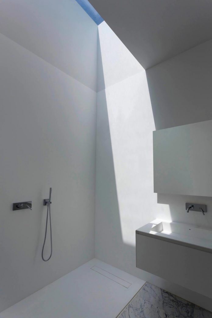 fran-silvestre-arquitectos-design-modern-two-storey-aluminium-residence-located-madrid-12