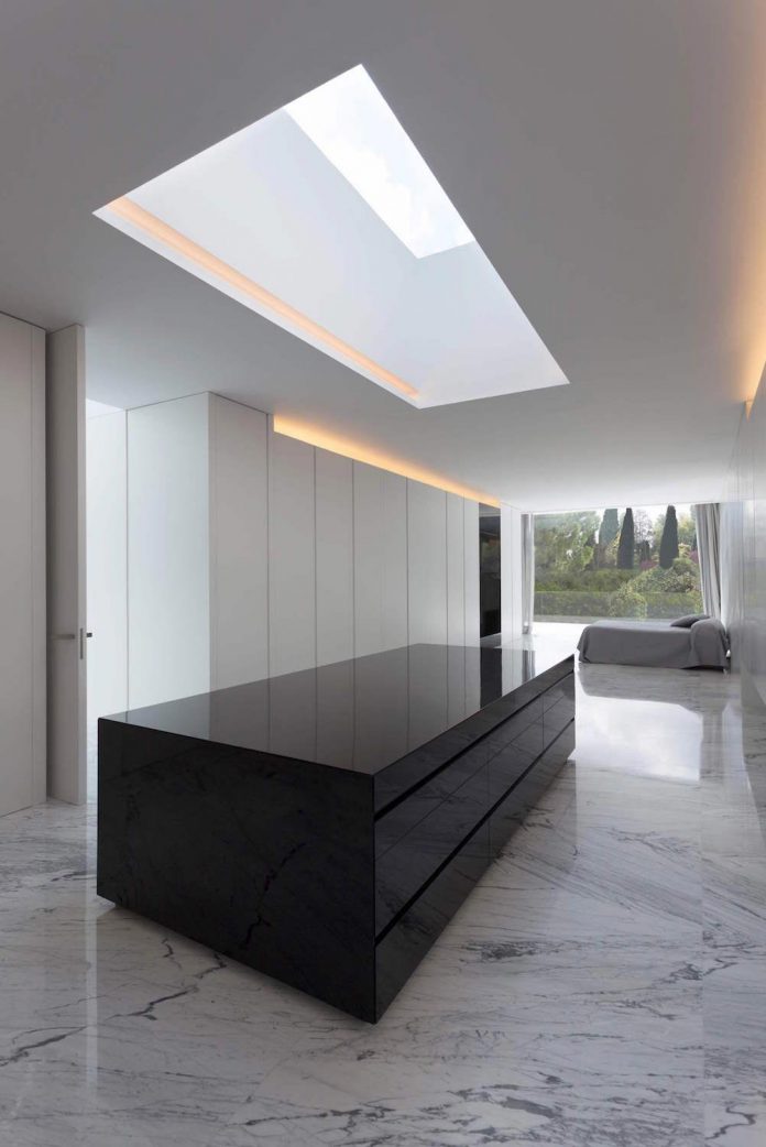 fran-silvestre-arquitectos-design-modern-two-storey-aluminium-residence-located-madrid-13