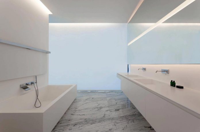 fran-silvestre-arquitectos-design-modern-two-storey-aluminium-residence-located-madrid-19