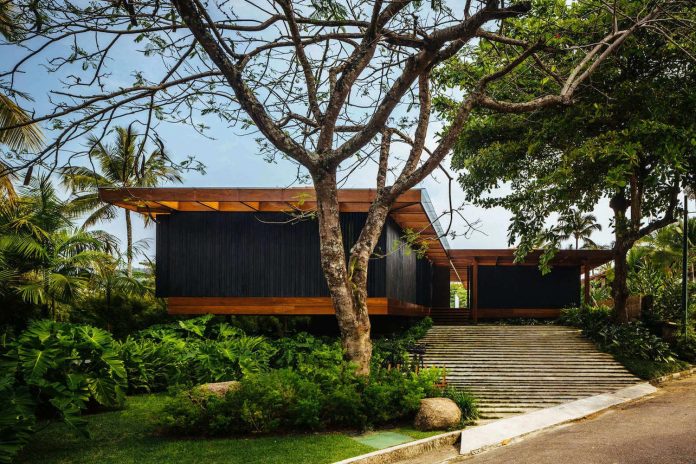 jacobsen-arquitetura-design-rt-house-located-private-area-surrounded-vegetation-01