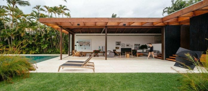 jacobsen-arquitetura-design-rt-house-located-private-area-surrounded-vegetation-02