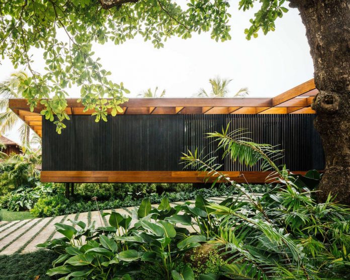 jacobsen-arquitetura-design-rt-house-located-private-area-surrounded-vegetation-04