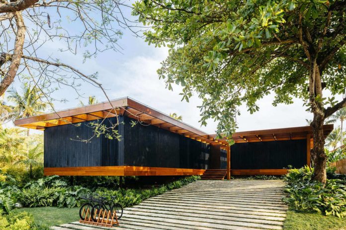jacobsen-arquitetura-design-rt-house-located-private-area-surrounded-vegetation-06