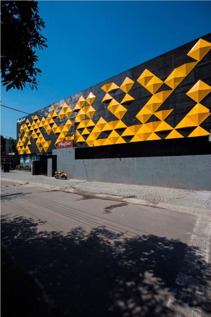 martins-dazzling-yellow-panels-facade-furniture-factory-designed-studio-ardete-02
