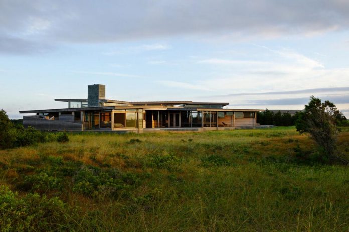 maryann-thompson-architects-design-bluff-house-occupying-crest-windblown-bluff-overlooking-atlantic-nearby-saltwater-ponds-01