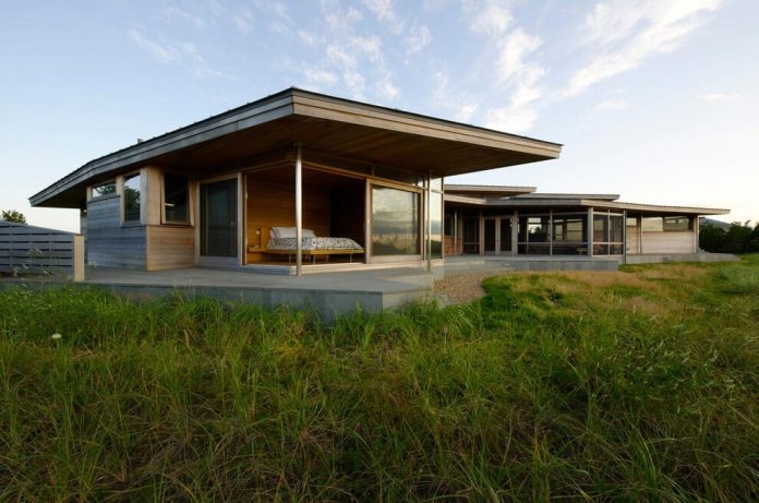 maryann-thompson-architects-design-bluff-house-occupying-crest-windblown-bluff-overlooking-atlantic-nearby-saltwater-ponds-02