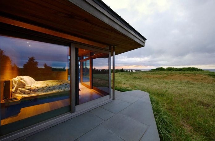 maryann-thompson-architects-design-bluff-house-occupying-crest-windblown-bluff-overlooking-atlantic-nearby-saltwater-ponds-03