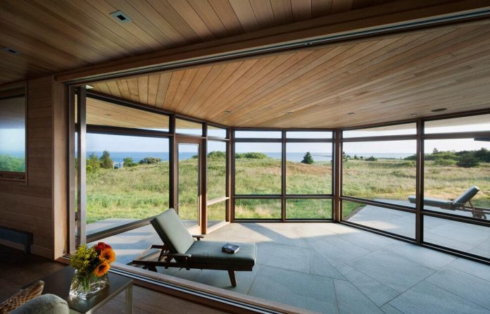 maryann-thompson-architects-design-bluff-house-occupying-crest-windblown-bluff-overlooking-atlantic-nearby-saltwater-ponds-05