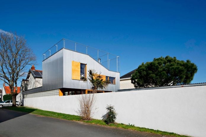 metal-wood-house-extension-nantes-designed-mabire-reich-architects-03