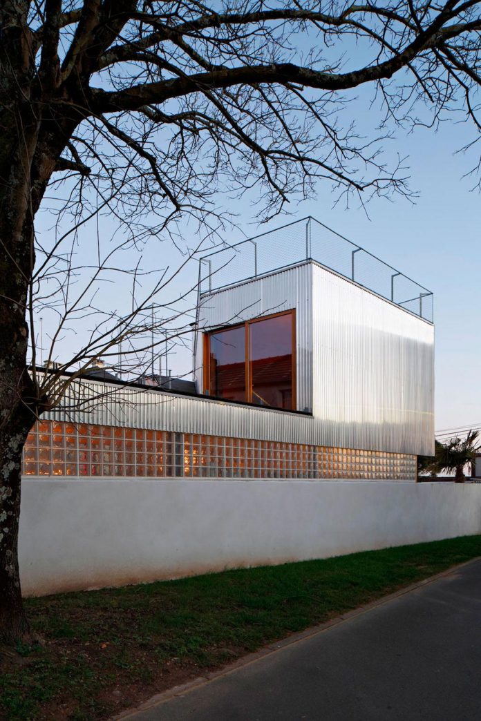 metal-wood-house-extension-nantes-designed-mabire-reich-architects-32