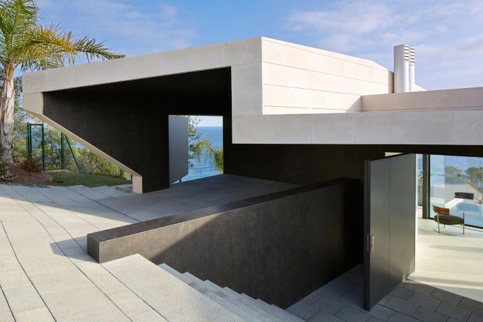 modern-mediterranean-vivienda-en-el-emporda-sea-front-villa-anna-podio-arquitectura-02