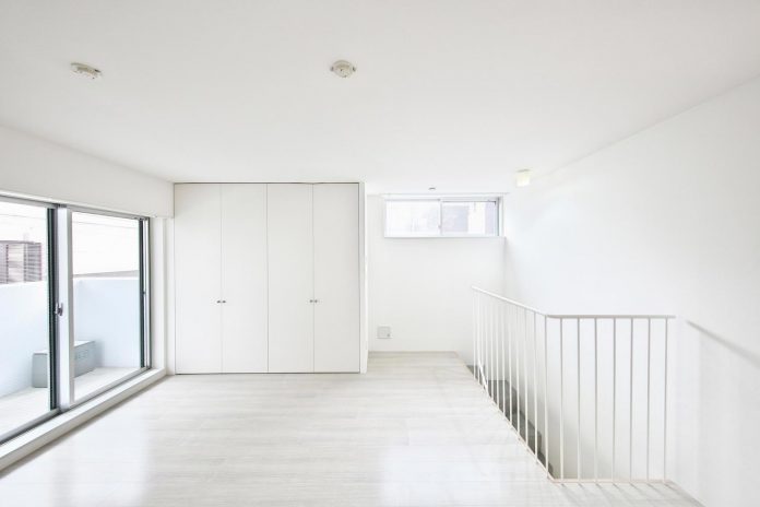 narrow-apartment-located-middle-gentle-plateau-tokyo-hmaa-07