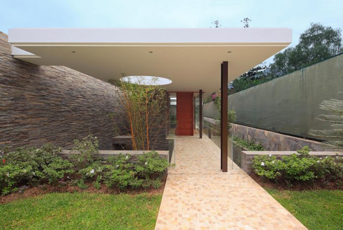 one-story-l-shaped-casa-lineal-lima-peru-designed-metropolis-oficina-de-arquitectura-03