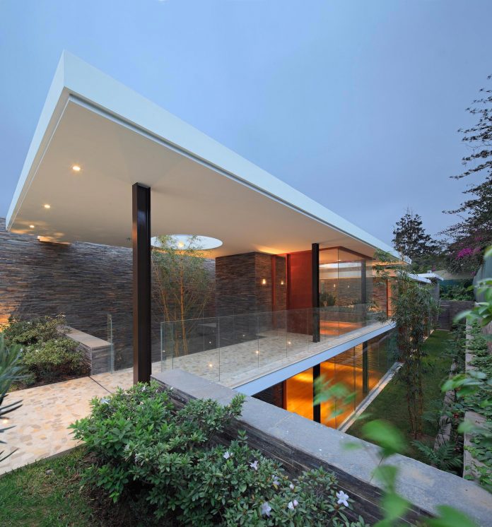 one-story-l-shaped-casa-lineal-lima-peru-designed-metropolis-oficina-de-arquitectura-06