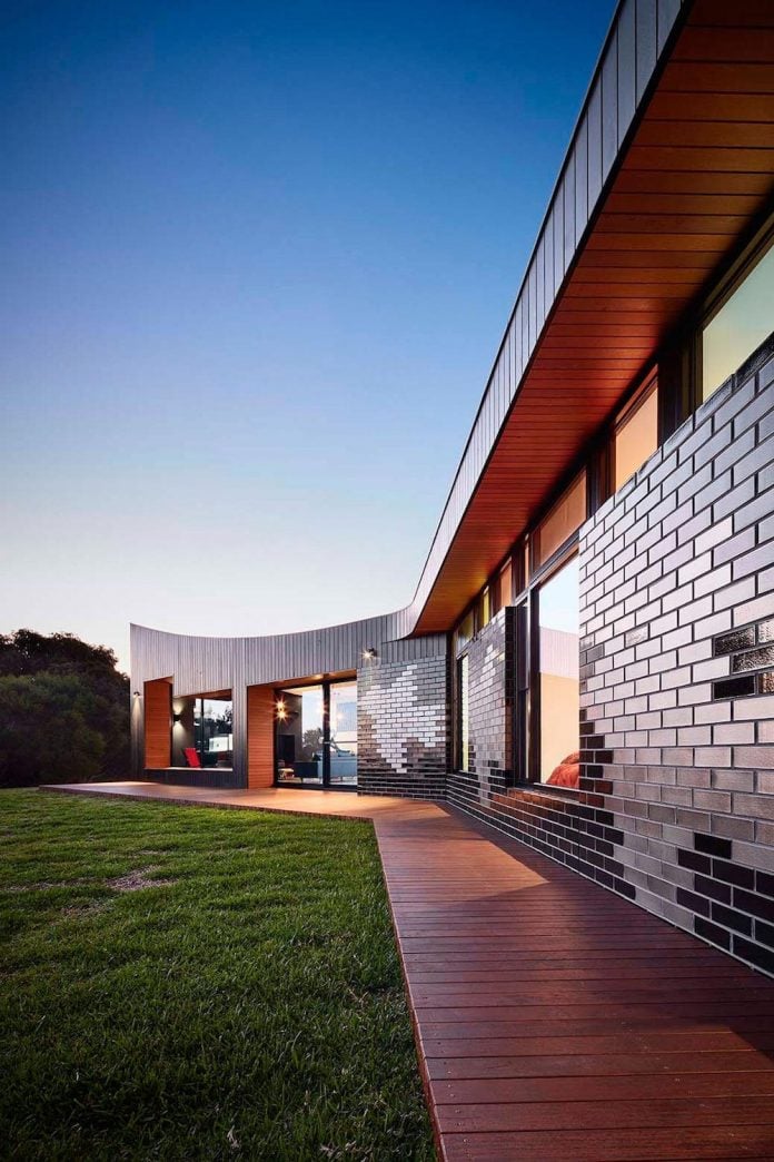 simple-modern-waratah-bay-colorful-residence-hayne-wadley-architecture-11