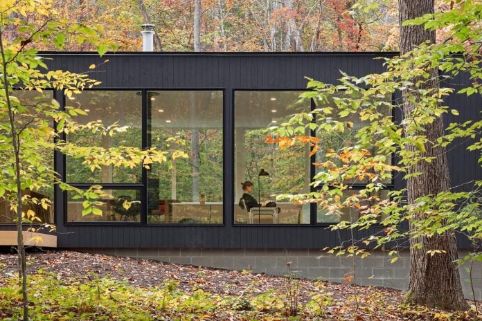 situ-studio-design-low-black-box-corbett-residence-settled-wooded-site-04