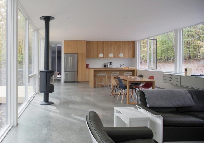 situ-studio-design-low-black-box-corbett-residence-settled-wooded-site-06