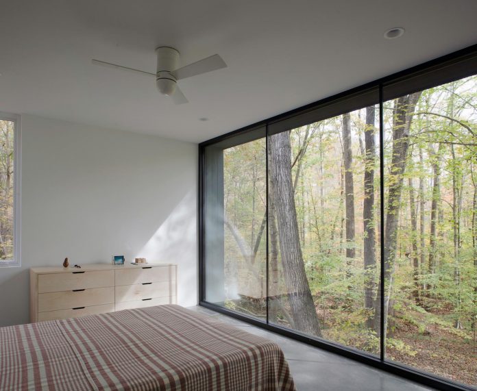 situ-studio-design-low-black-box-corbett-residence-settled-wooded-site-10