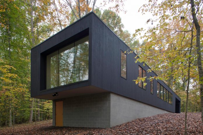 situ-studio-design-low-black-box-corbett-residence-settled-wooded-site-13