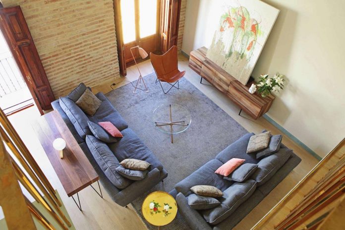 two-story-modern-apartment-situated-historical-center-valencia-designed-rubio-ros-02