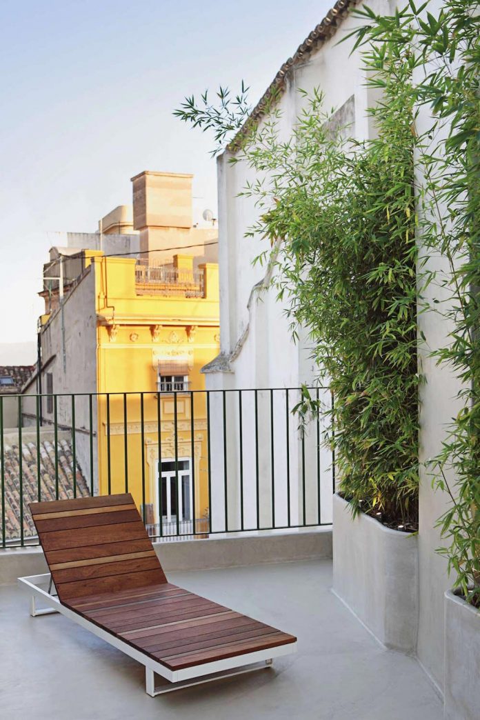 two-story-modern-apartment-situated-historical-center-valencia-designed-rubio-ros-16