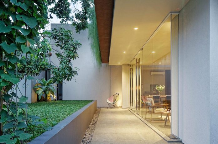 wahana-architects-redesigned-deeroemah-renovation-two-storey-busy-midtown-jakarta-01