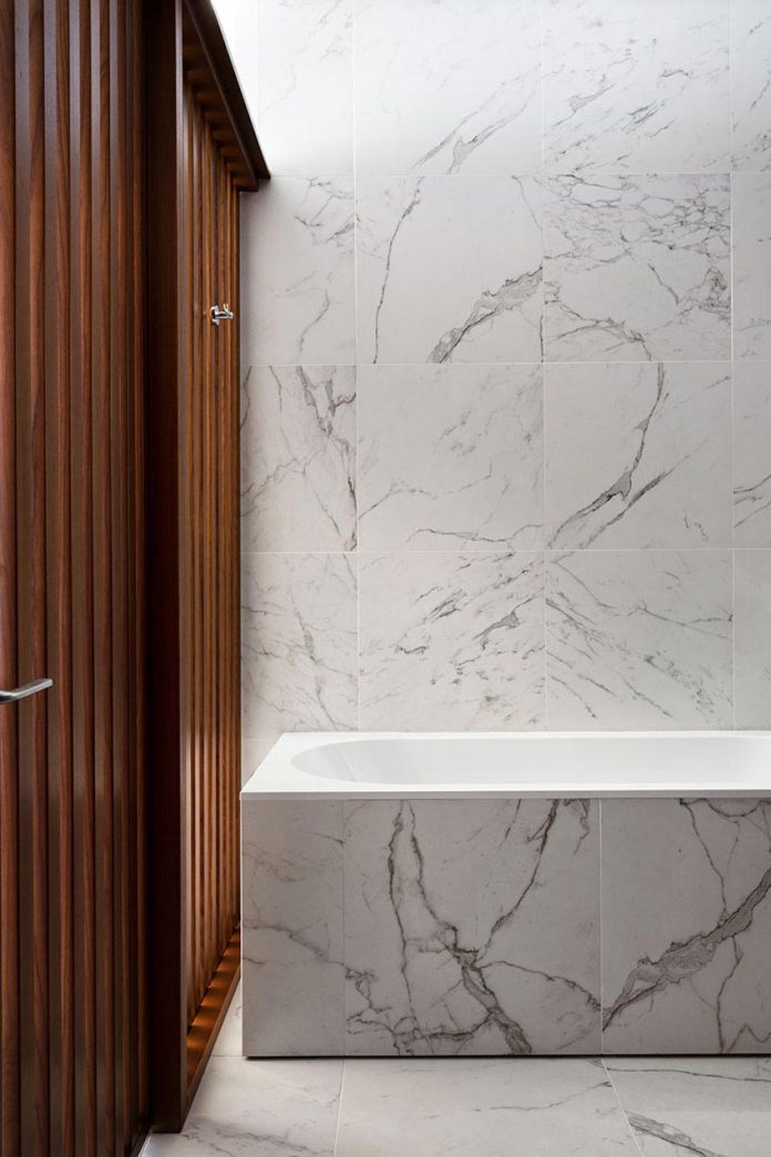 wood-marble-elegant-laconic-minimalist-style-apartment-nottdesign-17