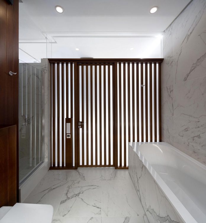 wood-marble-elegant-laconic-minimalist-style-apartment-nottdesign-18