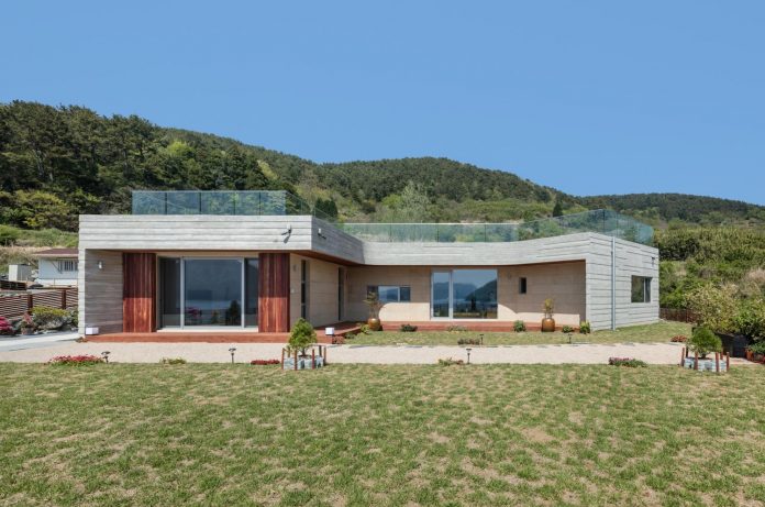 2m2-architects-design-one-story-sea-view-home-foothills-mt-dongmang-04