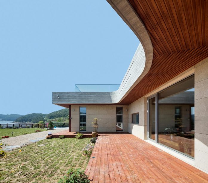 2m2-architects-design-one-story-sea-view-home-foothills-mt-dongmang-06
