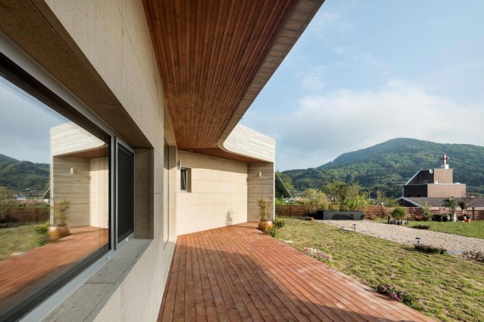 2m2-architects-design-one-story-sea-view-home-foothills-mt-dongmang-07