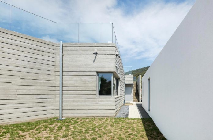 2m2-architects-design-one-story-sea-view-home-foothills-mt-dongmang-10