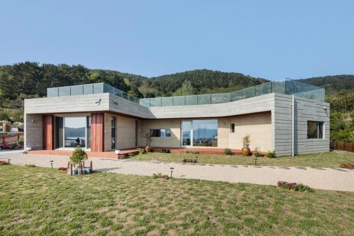 2m2-architects-design-one-story-sea-view-home-foothills-mt-dongmang-14