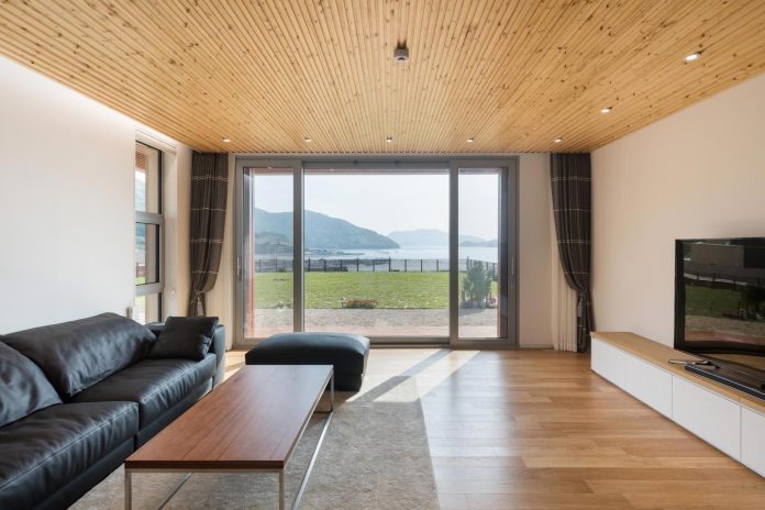 2m2-architects-design-one-story-sea-view-home-foothills-mt-dongmang-15