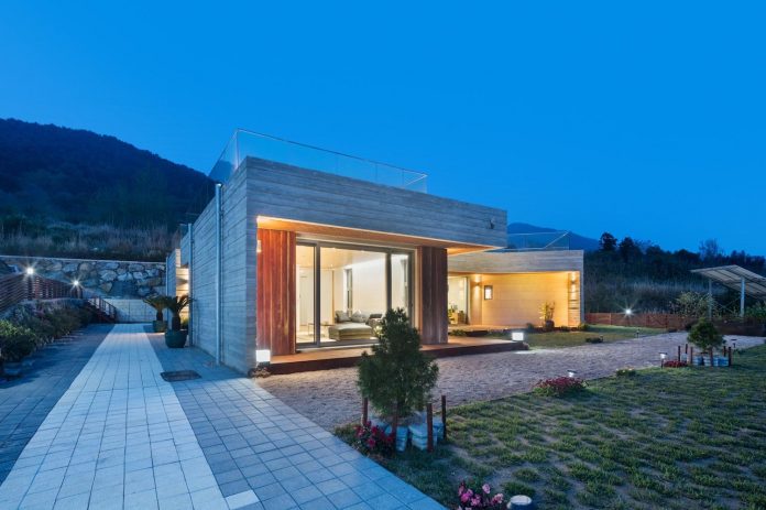 2m2-architects-design-one-story-sea-view-home-foothills-mt-dongmang-20