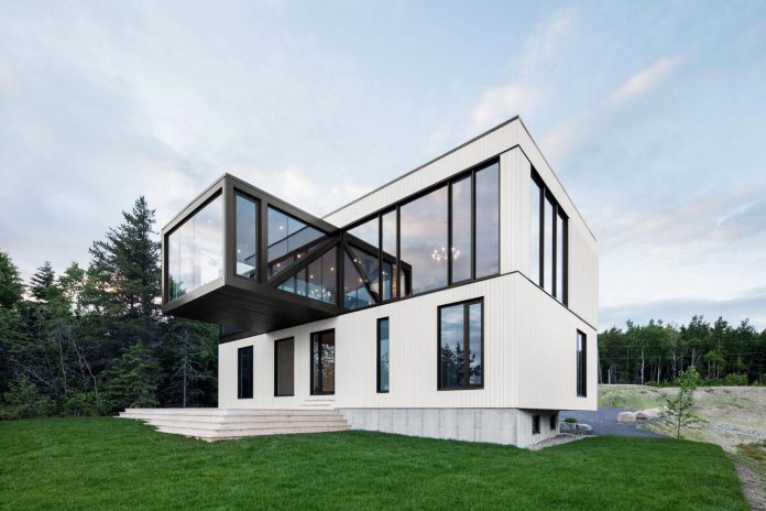 blanche-chalet-simple-pure-architecture-gently-complements-landscape-charlevoix-modern-fashion-04