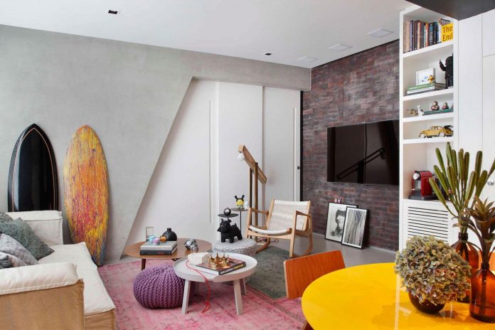 colourful-chic-apartment-designed-30s-single-man-rio-de-janeiro-studio-roca-03