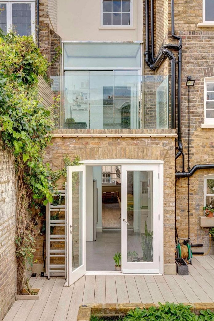 contemporary-glazed-extension-grade-ii-listed-house-provide-additional-space-without-detracting-original-building-04