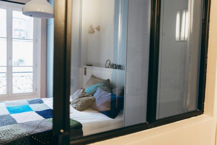 conversion-two-bedroom-haussamanian-apartment-central-paris-functional-contemporary-versatile-retro-twist-weekend-city-pad-08