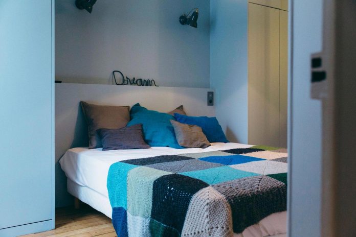 conversion-two-bedroom-haussamanian-apartment-central-paris-functional-contemporary-versatile-retro-twist-weekend-city-pad-14