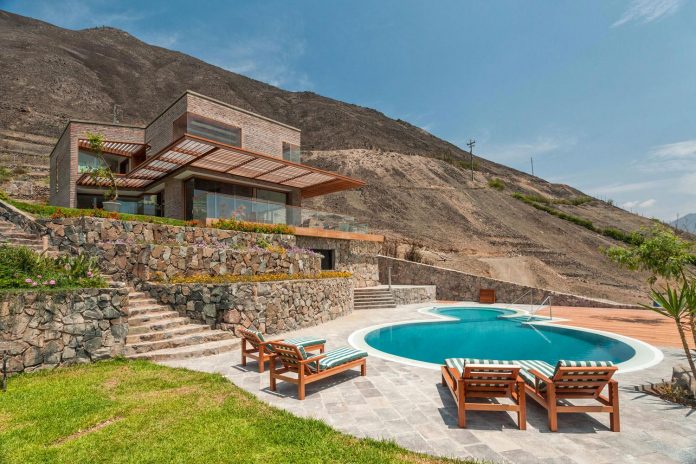 estudio-rafael-freyre-design-house-azpitia-covered-bricks-stunning-views-facing-vineyards-01