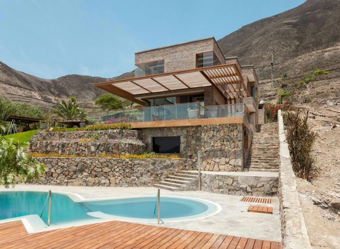 estudio-rafael-freyre-design-house-azpitia-covered-bricks-stunning-views-facing-vineyards-02