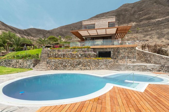 estudio-rafael-freyre-design-house-azpitia-covered-bricks-stunning-views-facing-vineyards-03