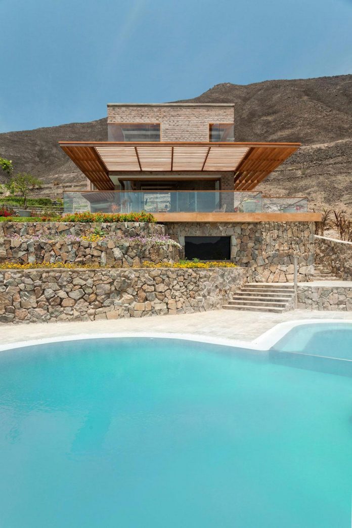 estudio-rafael-freyre-design-house-azpitia-covered-bricks-stunning-views-facing-vineyards-04