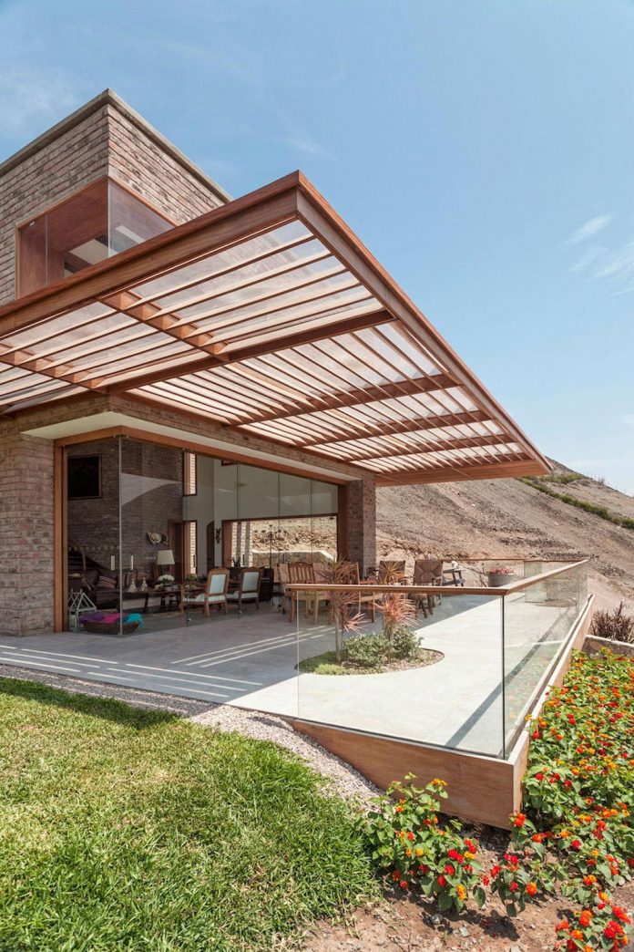 estudio-rafael-freyre-design-house-azpitia-covered-bricks-stunning-views-facing-vineyards-05