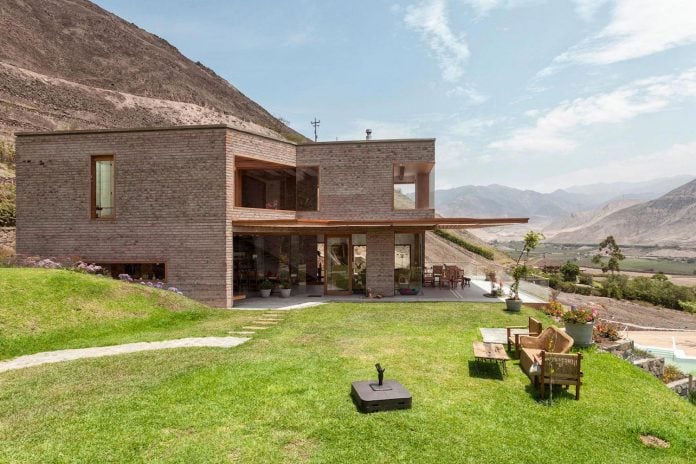 estudio-rafael-freyre-design-house-azpitia-covered-bricks-stunning-views-facing-vineyards-06