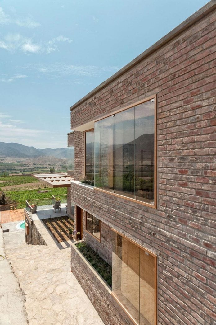 estudio-rafael-freyre-design-house-azpitia-covered-bricks-stunning-views-facing-vineyards-09